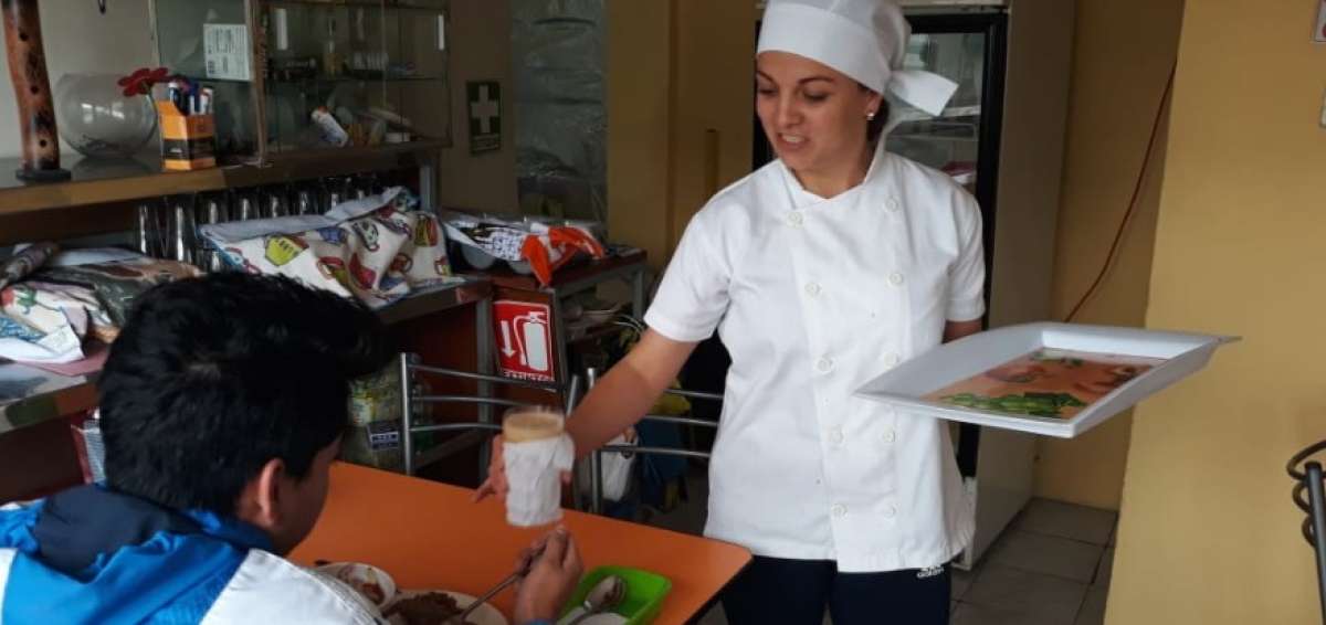 Yusmarlyz Medina sirve a un cliente en el puesto Casa M&iacute;a, ubicado en la Panamericana Norte.