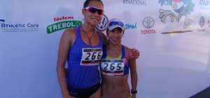 Johanna Ord&oacute;&ntilde;ez (266) se saluda con Paola P&eacute;rez (265) luego de la prueba de los 20.000 metros marcha, categor&iacute;a femenina, en Asunci&oacute;n (Paraguay).