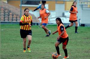 El equipo femenino de la Universidad San Francisco juega el domingo ante la Liga de Quito Amateur. Foto: Miguel Jim&eacute;nez / El Tel&eacute;grafo
