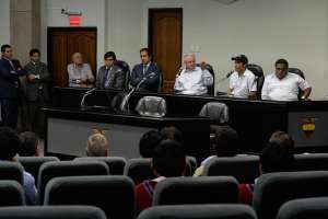 Mauro Andino (i.), ministro subrrogante de Relaciones Laborales, Jos&eacute; Francisco Cevallos, ministro de Deportes, Luis Chiriboga (c.), presidente de la FEF, Edwin Tenorio, vicepresidente de la AFE y Jorge Guzm&aacute;n (d.), gerente de la AFE Foto: Lylibeth Coloma