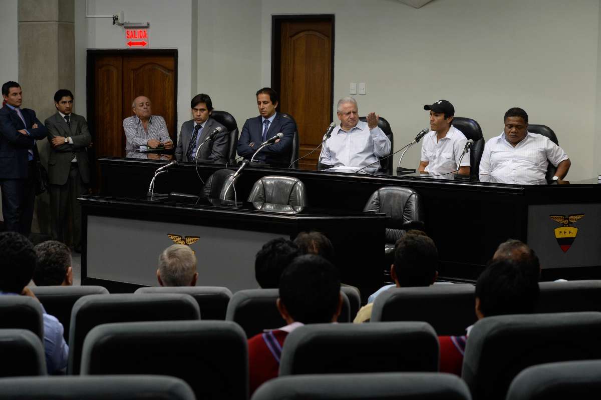 Mauro Andino (i.), ministro subrrogante de Relaciones Laborales, Jos&eacute; Francisco Cevallos, ministro de Deportes, Luis Chiriboga (c.), presidente de la FEF, Edwin Tenorio, vicepresidente de la AFE y Jorge Guzm&aacute;n (d.), gerente de la AFE Foto: Lylibeth Coloma