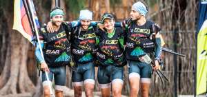 Los ecuatorianos Joaqu&iacute;n L&oacute;pez (i), Gonzalo Espinosa, Victoria Calisto y  Felipe Munchmeyer (d) cruzaron la meta del Mundial en el puesto 18.