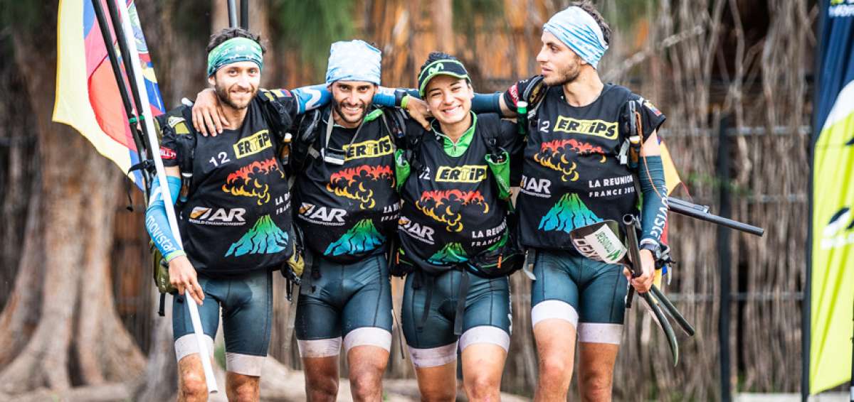 Los ecuatorianos Joaqu&iacute;n L&oacute;pez (i), Gonzalo Espinosa, Victoria Calisto y  Felipe Munchmeyer (d) cruzaron la meta del Mundial en el puesto 18.