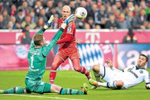 El holand&eacute;s Arjen Robben(centro) al momento de convertir uno de los tres goles que hizo. Foto: EFE