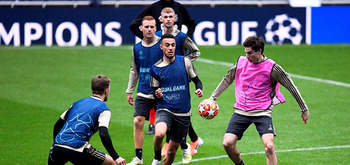 Los jugadores del Tottenham realizan una pr&aacute;ctica en su estadio, que ser&aacute; sede esta tarde de la semifinal de ida de la Champions ante el Ajax.