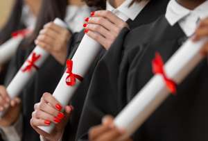 La Embajada de Ecuador en España abrió 2.200 becas para maestrías y cursos especializados.