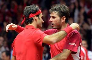 Roger Federer (i.) y Stanislas Wawrinka celebran el segundo punto logrado por los suizos. Foto: AFP