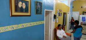 Esta es la vivienda donde ocurri&oacute; el asesinato. En la &uacute;ltima puerta, personal del MIES atend&iacute;a al menor de edad, que fue el m&aacute;s afectado por el hecho.