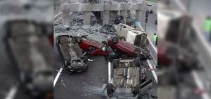 Autos destruidos por la ca&iacute;da de un paso a desnivel en el terremoto de 2010 en Chile.