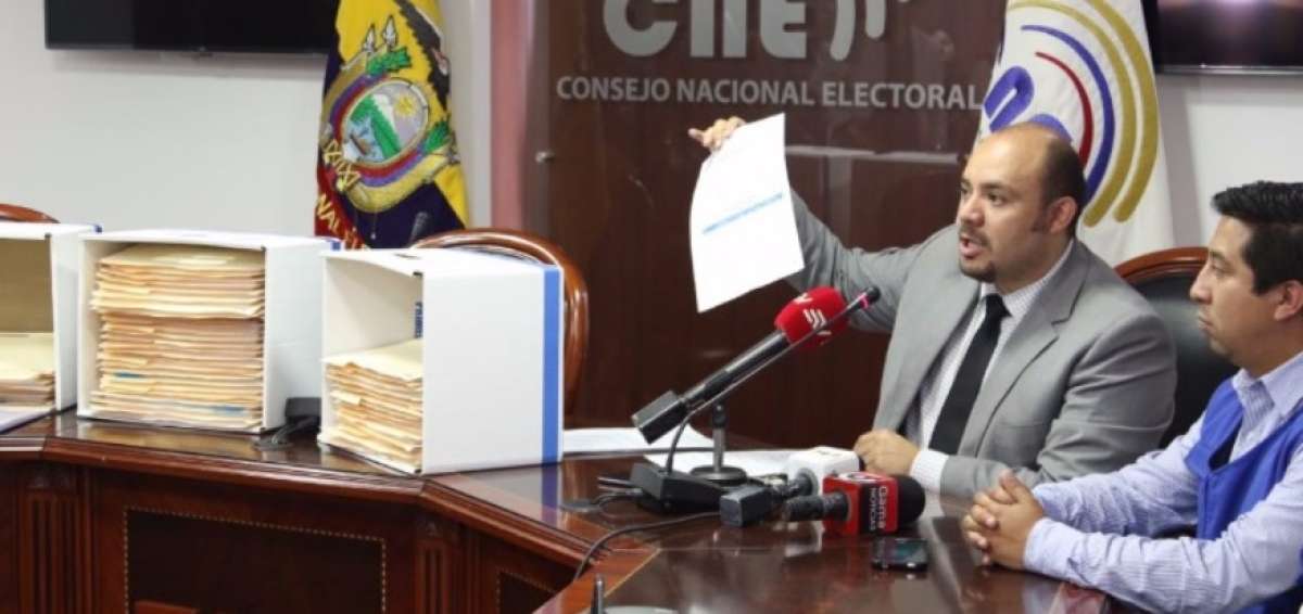 Fausto Holgu&iacute;n, secretario del CNE, dio a conocer a los medios de comunicaci&oacute;n sobre la petici&oacute;n que la alianza CREO-SUMA present&oacute; hoy. 