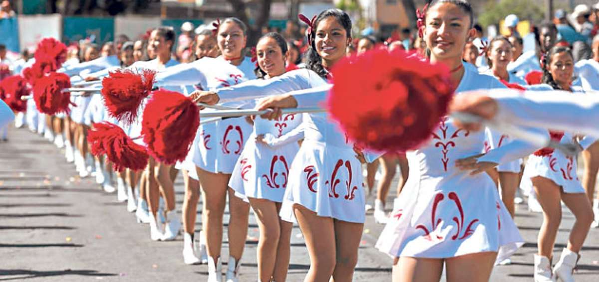 La presentaci&oacute;n de las bastoneras fue uno de los eventos m&aacute;s aplaudidos por alumnos y profesores del R&eacute;plica 24 de Mayo. Foto: Archivo/ El Tel&eacute;grafo