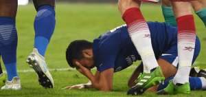 Pedro sufre aparatoso golpe en amistoso ganado por Chelsea al Arsenal