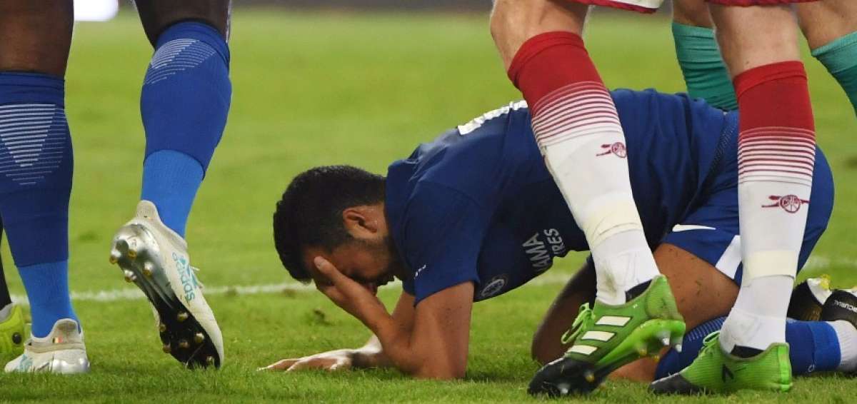 Pedro sufre aparatoso golpe en amistoso ganado por Chelsea al Arsenal