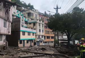 Bomberos informaron sobre el cierre de la av. De los Conquistadores, en Guápulo.