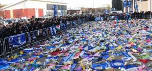 Miles de fan&aacute;ticos del club han dejado ofrendas florales y art&iacute;culos del Leicester en conmemoraci&oacute;n al presidente fallecido.