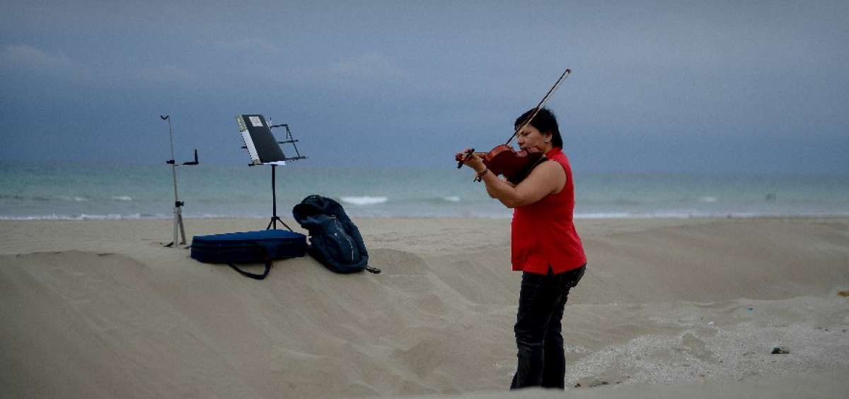 Desde las 05:00, Mar&iacute;a del Carmen Zavala ensaya viol&iacute;n en la playa de El Murci&eacute;lago. Esta rutina le ayuda a ser m&aacute;s sensible en el trato a sus pacientes.