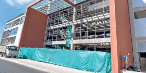El edificio del Centro de Comercio del Comit&eacute; del Pueblo a&uacute;n muestra trabajos pendientes. Foto: Miguel Jim&eacute;nez / El Tel&eacute;grafo