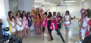 Las nueve candidatas a Reina de Ambato y un grupo musical intervinieron en la promoci&oacute;n de la 68&deg; Fiesta de la Fruta y de las Flores ayer en Quito.