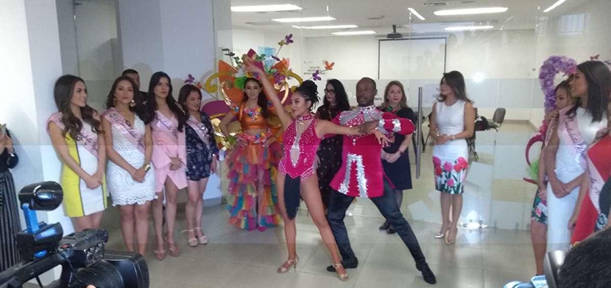 Las nueve candidatas a Reina de Ambato y un grupo musical intervinieron en la promoci&oacute;n de la 68&deg; Fiesta de la Fruta y de las Flores ayer en Quito.