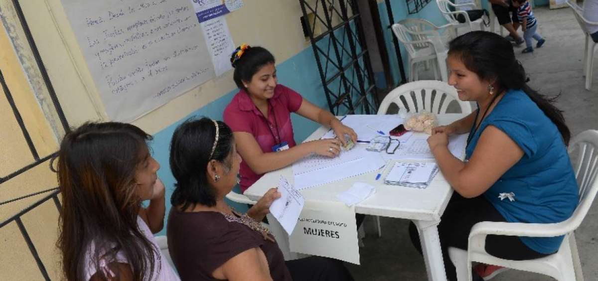 En la Cooperativa 27 de Enero, en Mapasingue Este (Guayaquil) se instalaron 2 mesas para elegir a los miembros de sus consejos barriales.
