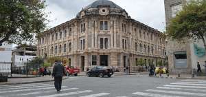 El edificio de la Corte de Justicia est&aacute; ubicado en pleno centro de la ciudad, frente al parque Calder&oacute;n. Antes fue la sede de la Universidad de Cuenca.