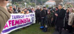 El delegado del Gobierno en Cantabria, Pablo Zuloaga (d), llega a la concentraci&oacute;n en el ayuntamiento de Laredo, donde esta noche una mujer de 26 a&ntilde;os fue asesinada a pu&ntilde;aladas supuestamente por su novio ecuatoriano, que despu&eacute;s se entreg&oacute; a la Polic&iacute;a Local.
