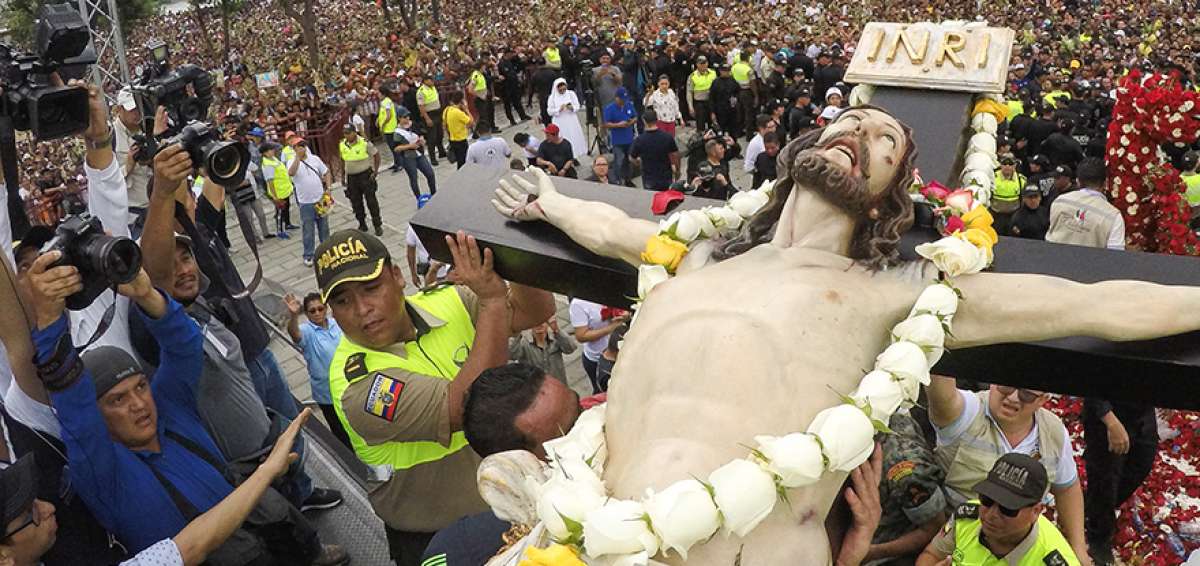 GUAYAQUIL.- Los feligreses participaron en la edici&oacute;n 59 de la procesi&oacute;n del Cristo del Consuelo. Por tradici&oacute;n y para hacer pedidos a Dios, todos intentan tocar la imagen antes, durante o despu&eacute;s de la romer&iacute;a en el puerto principal.