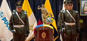 La capilla ardiente en la Universidad Cat&oacute;lica est&aacute; decorada con ramos florales, l&aacute;mparas de pie, un retrato de Jes&uacute;s y un cuadro de la Virgen La Dolorosa. Su ataud tiene una bandera de Ecuador y est&aacute; sobre una alfombra roja.