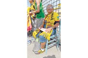 Gladys Pincay, de 74 a&ntilde;os, lleg&oacute; desde Dur&aacute;n a la medianoche y se ubic&oacute; primera en la fila para ingresar a la general sur del estadio Monumental. Foto: Lylibeth Coloma / El Tel&eacute;grafo