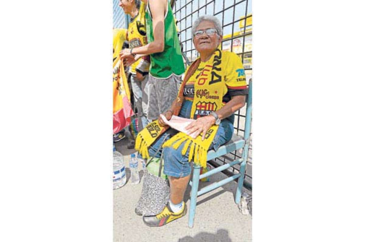 Gladys Pincay, de 74 a&ntilde;os, lleg&oacute; desde Dur&aacute;n a la medianoche y se ubic&oacute; primera en la fila para ingresar a la general sur del estadio Monumental. Foto: Lylibeth Coloma / El Tel&eacute;grafo