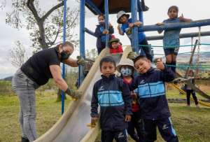Mingas comunitarias preparan escuelas para el inicio del año lectivo en Sierra y Amazonía