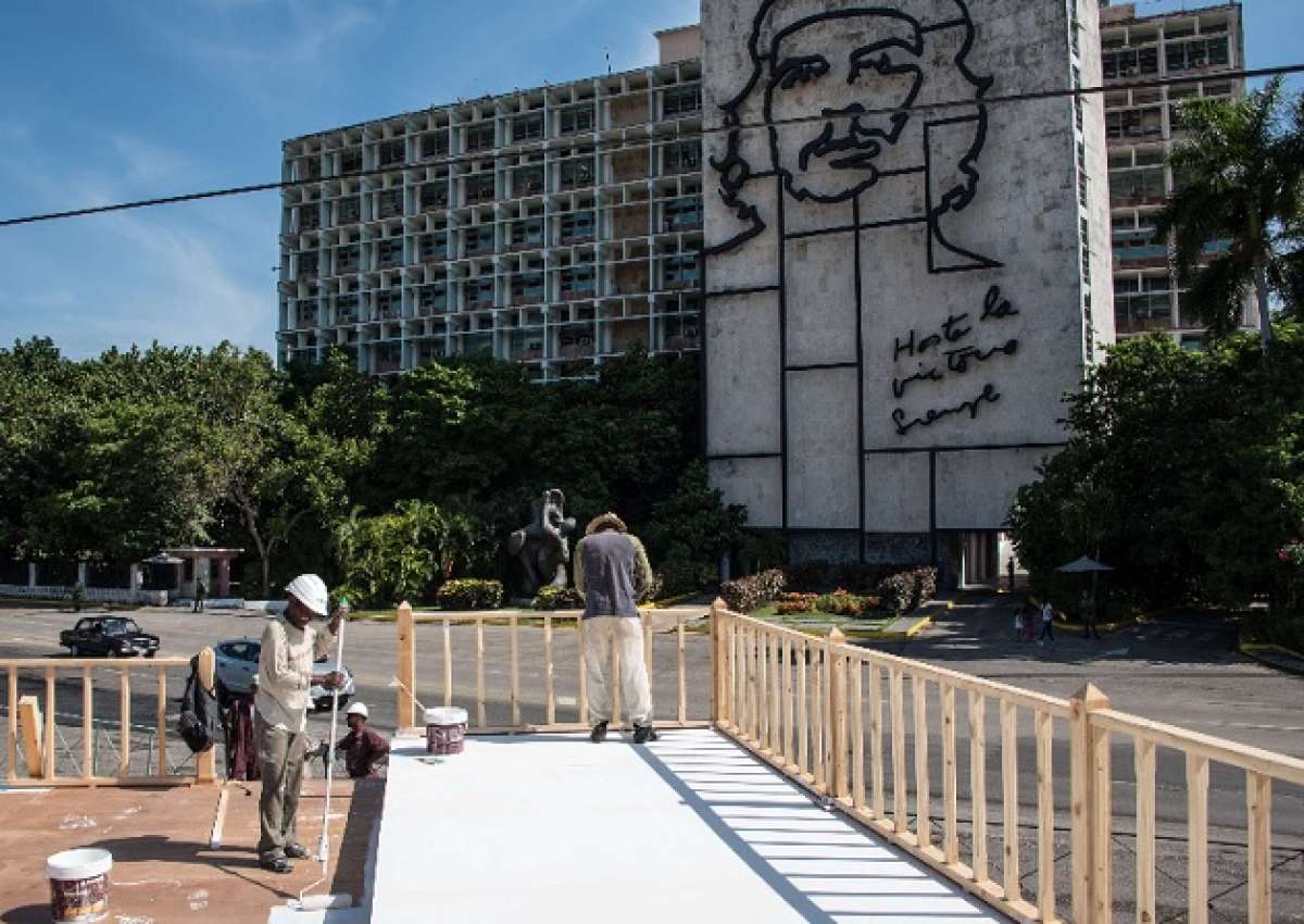 Desde el altar, Francisco podr&aacute; ver a su izquierda el famoso retrato del Che Guevara y a su derecha el memorial de Jos&eacute; Mart&iacute;. Foto: AFP