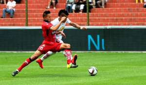 &Aacute;lvez (d) fue el autor del tanto del empate albo con definici&oacute;n de cabeza. Foto: Tomada de www.ecuafutbol.org