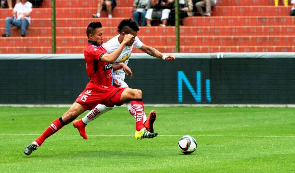 &Aacute;lvez (d) fue el autor del tanto del empate albo con definici&oacute;n de cabeza. Foto: Tomada de www.ecuafutbol.org