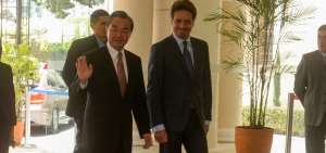 El canciller de China y de Ecuador, en su ingreso en el Ministerio de Relaciones Exteriores.