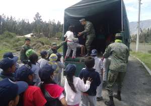 Los habitantes fueron trasladados en veh&iacute;culos militares hasta el reasentamiento. Foto: Elizabeth Maggi / El Tel&eacute;grafo 