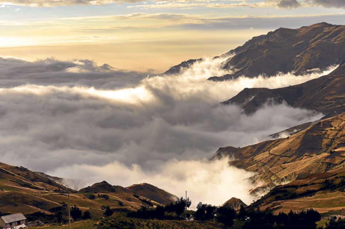 Los paisajes en las estribaciones occidentales de la Cordillera Andina motivan a los turistas a efectuar decenas de fotograf&iacute;as y videos para eternizar estos momentos casi irrepetibles en los entornos de Pangua. Foto: Roberto Ch&aacute;vez / El Tel&eacute;grafo.