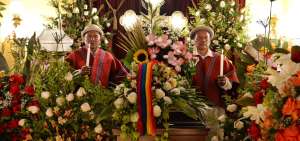 El encendido de velas tambi&eacute;n forma parte de las exequias en comunidades ind&iacute;genas, ritual que demuestra respeto por el elemento natural fuego y a la vez representa las oraciones cristianas que los deudos levantan durante la misa.