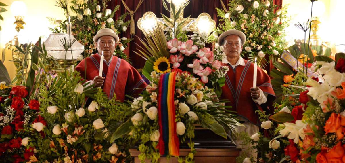 El encendido de velas tambi&eacute;n forma parte de las exequias en comunidades ind&iacute;genas, ritual que demuestra respeto por el elemento natural fuego y a la vez representa las oraciones cristianas que los deudos levantan durante la misa.