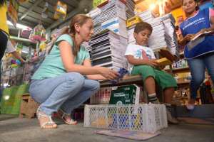Padres de familia salieron ayer a adquirir las listas de &uacute;tiles  escolares. Los comerciantes esperan que las ventas se incrementen en los pr&oacute;ximos 15 d&iacute;as. Foto: Karly Torres / El Tel&eacute;grafo 