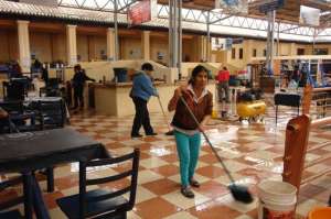 Las mingas consiguieron el objetivo de renovar los ambientes dentro y fuera de estos centros. Foto: Elizabath Maggi / El Tel&eacute;grafo