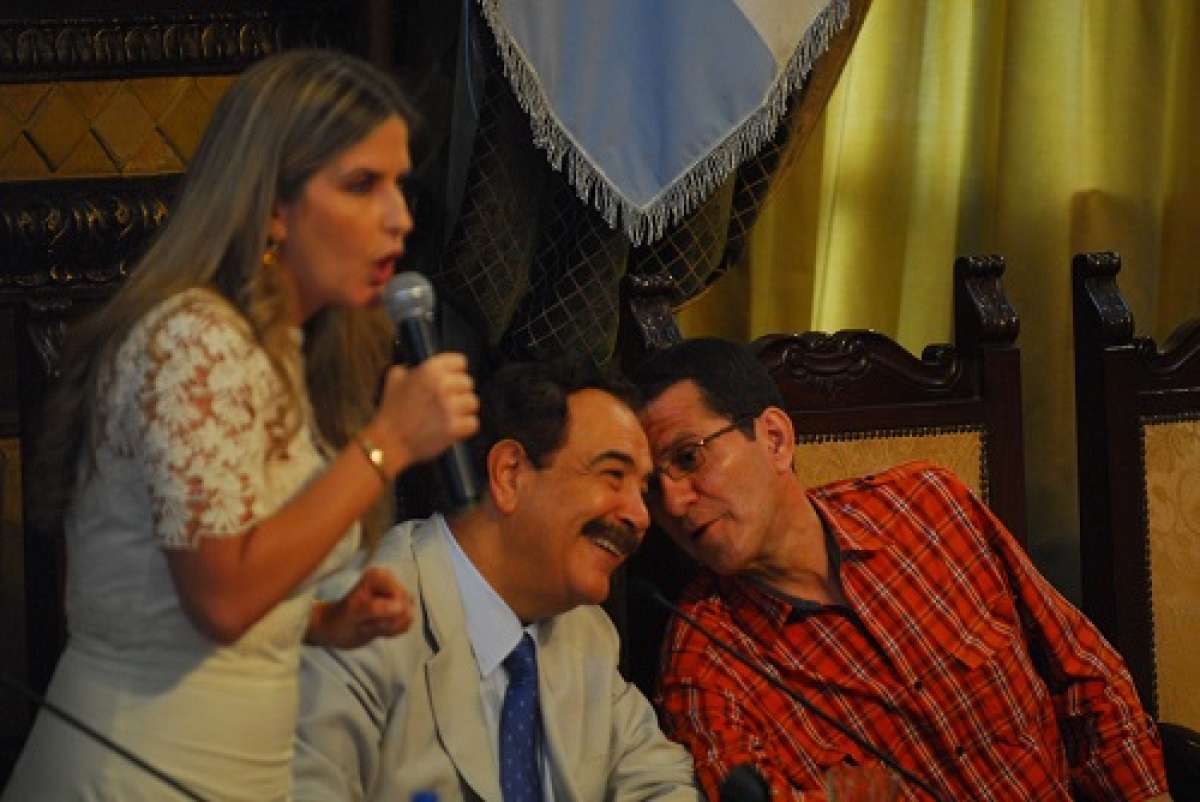 La posesi&oacute;n se llev&oacute; a cabo en el Sal&oacute;n de Honor de la Ciudad. Foto: Miguel Castro / El Tel&eacute;grafo 