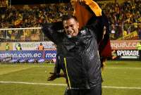 César Farías guió al Aucas al triunfo en el estadio Monumental.