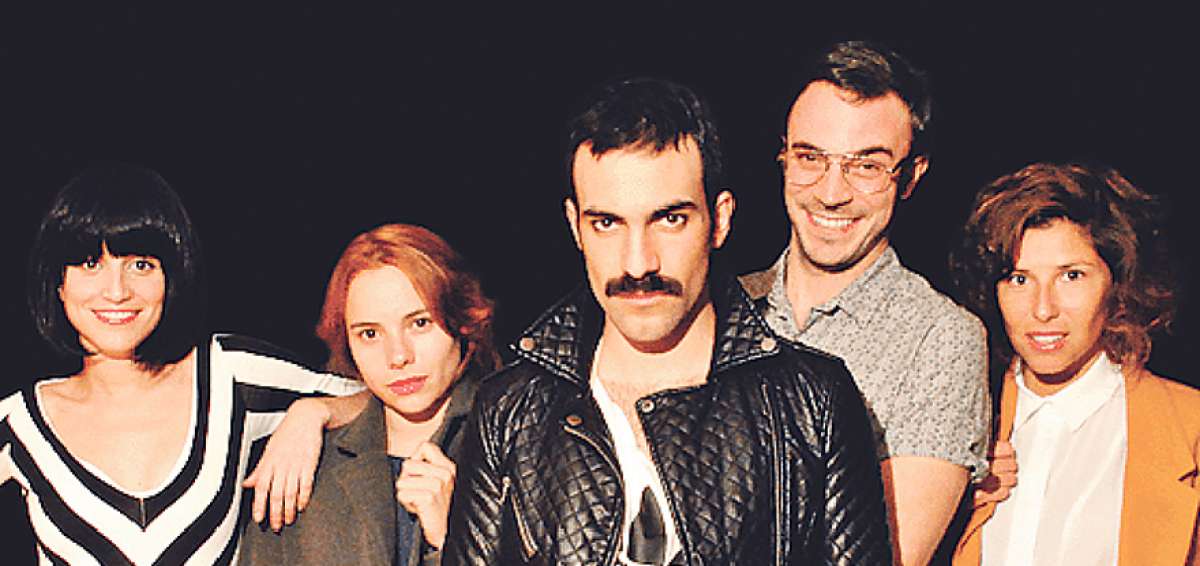 Gabriel Ca&ntilde;as (centro) protagoniza Mercury, la leyenda en este musical en el cual canta y toca el piano. La obra de ficci&oacute;n cuenta con un elenco chileno.