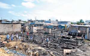 Catorce casas del barrio &lsquo;Virgen del Cisne&rsquo;, de la parroquia Puerto Bol&iacute;var, quedaron reducidas a escombros debido al incendio. Foto: Fabricio Cruz / El Tel&eacute;grafo