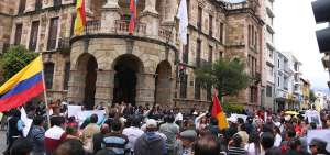 Los manifestantes, el viernes anterior, llegaron hasta la Alcald&iacute;a de Cuenca para pedir explicaciones sobre el retraso de las obras al alcalde y concejales.