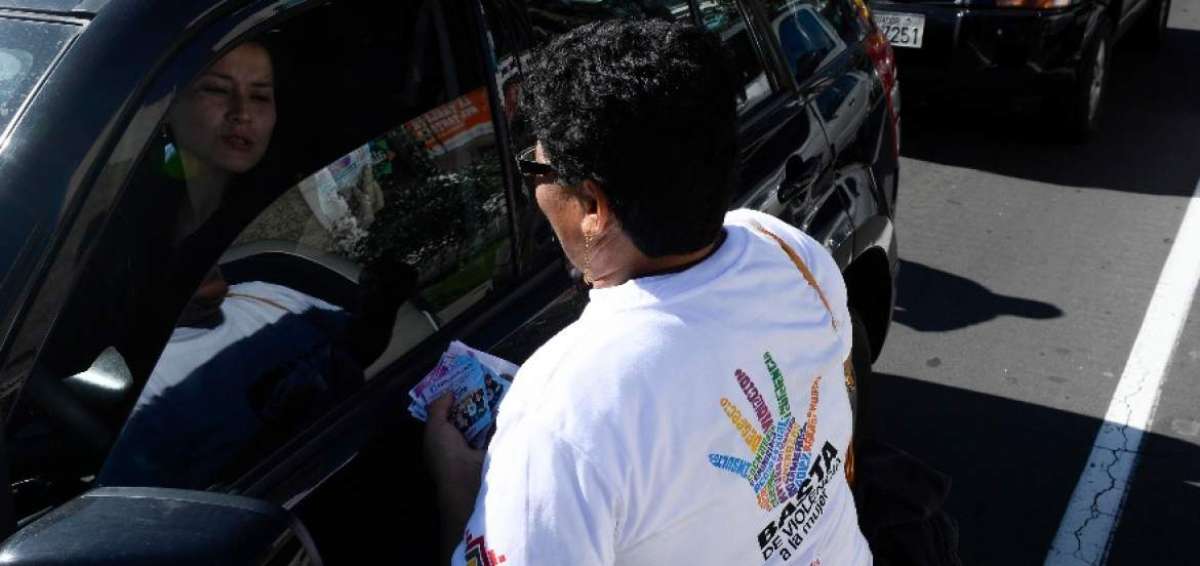Integrantes del colectivo SOS entregaron detalles por el d&iacute;a de la mujer.