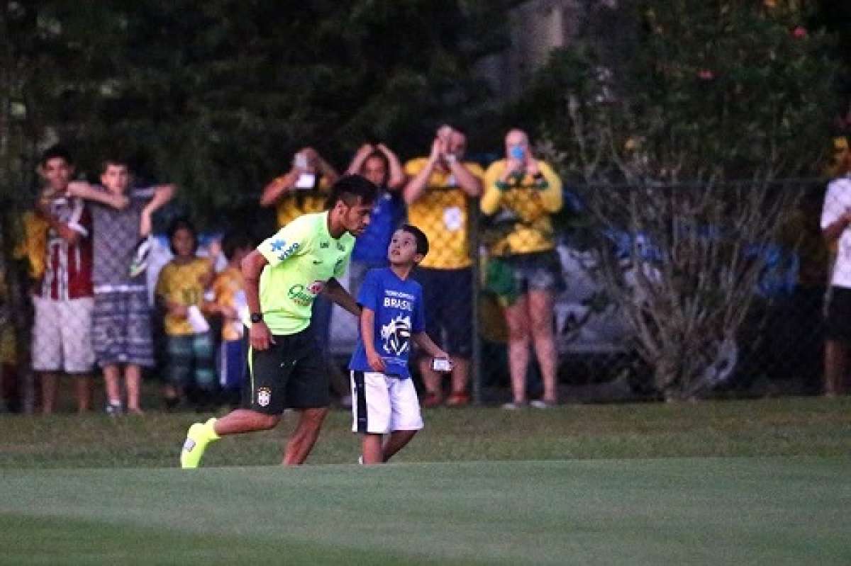 El delantero de la Canarinha corri&oacute; el campo entero para acudir al rescate del menor. Fotos: EFE