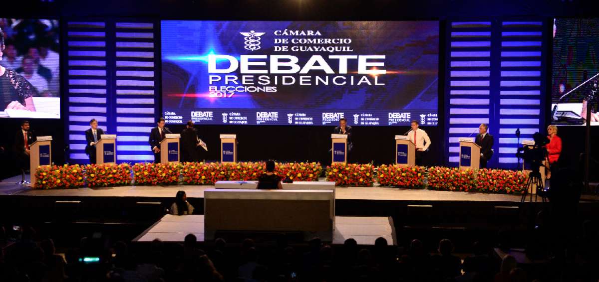 El debate presidencial comenz&oacute; a las 21:00 como estaba previsto. Mercado laboral, lucha contra la corrupci&oacute;n, macroeconom&iacute;a, reforma tributaria, entre otros, fueron los temas que se discutieron.