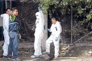 Agentes de Criminal&iacute;stica levantan informaci&oacute;n por un caso de muerte violenta. Foto: Archivo/El Tel&eacute;grafo